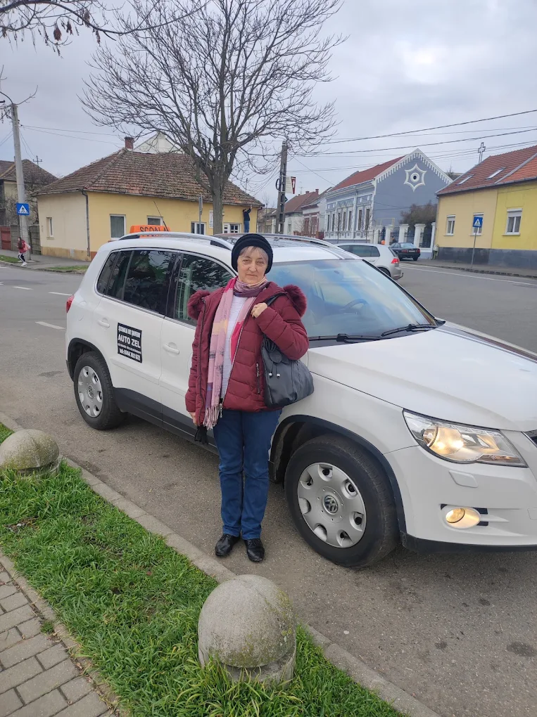 Cursantă Auto Zel lângă VW Tiguan al școlii