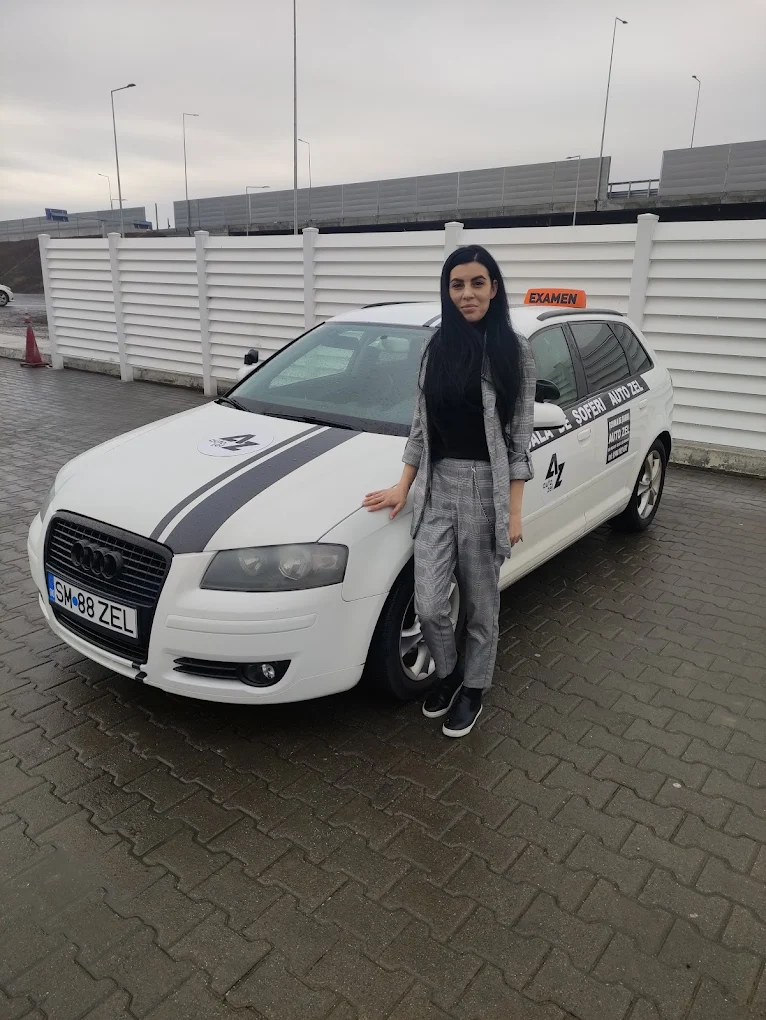 Cursantă Auto Zel după examenul de traseu, lângă Audi A3