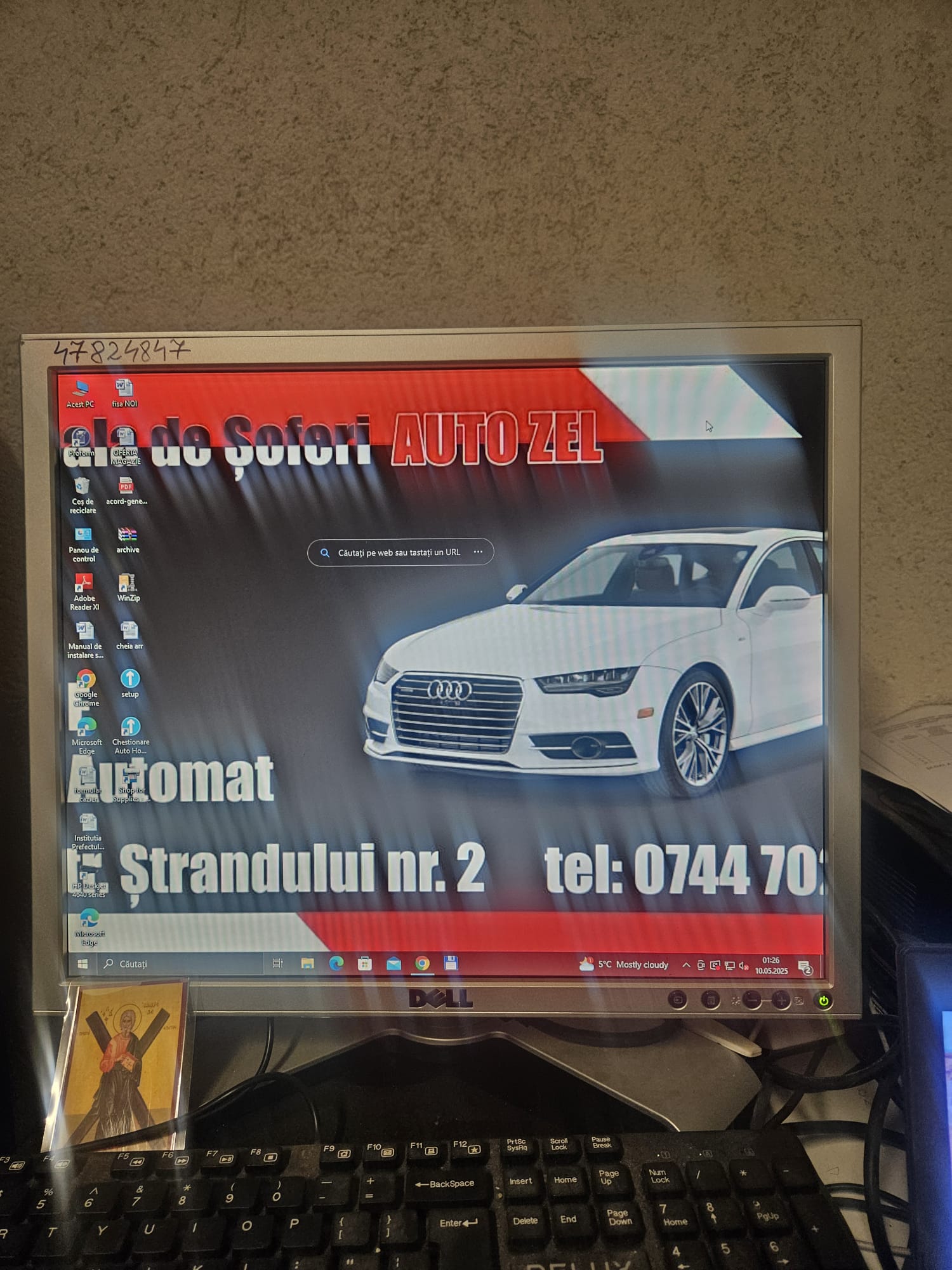 Bannerul Școlii de Șoferi Auto Zel afișat pe ecranul din biroul școlii
